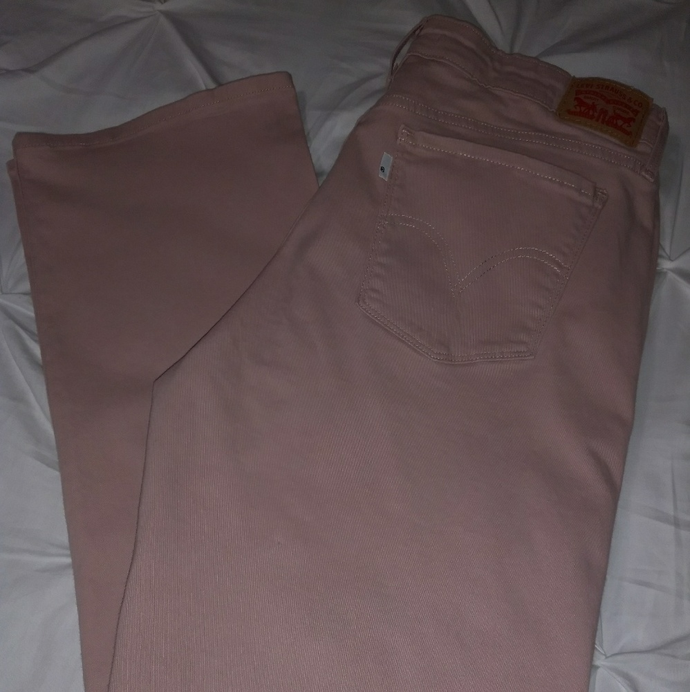NWOT Women's Levi's 32 x 32. Dust peach/tan color